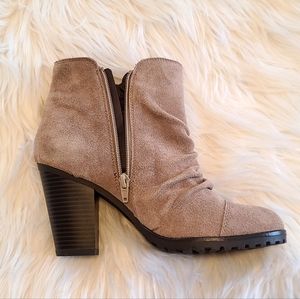 White mountain genuine leather taupe tan ankle boots size 9